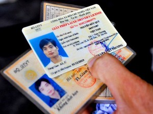 “Đội mưa” xếp hàng dài nhiều giờ đồng hồ chưa được cấp đổi giấy phép lái xe ở Hà Nội- Ảnh 16.