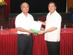 Trao sổ hưu cho nguyên Chủ tịch Hội NDVN Nguyễn Quốc Cường