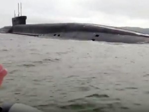 Tàu ngầm hạt nhân Nga bất ngờ nổi sát tàu đánh cá nhỏ