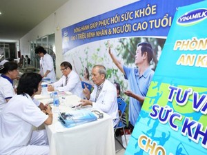 Vinamilk Sure Prevent đồng hành chăm sóc sức khỏe cho 4.000 người cao tuổi