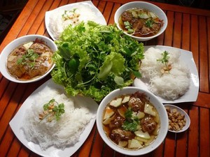 Món ăn đường phố Hà Nội khiến khách Tây sẵn sàng ngồi vỉa hè