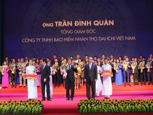 Tổng Giám đốc Dai-ichi Life Việt Nam nhận Cúp Thánh Gióng - “Top 100 Doanh nhân tiêu biểu 2016”