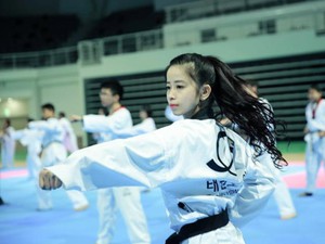 “Nữ hoàng taekwondo” Châu Tuyết Vân “mãi võ” ủng hộ miền Trung