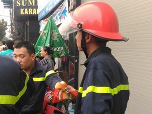 Ảnh: Chiến sĩ PCCC uống vội hộp sữa, tiếp tục cứu hộ vụ cháy karaoke