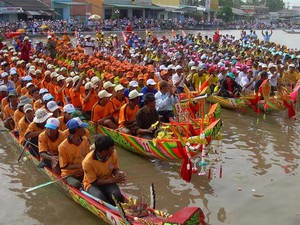 Sóc Trăng: Rộn ràng lễ hội đua ghe ngo