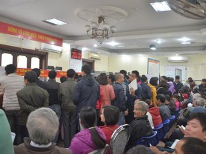“Đội mưa” xếp hàng dài nhiều giờ đồng hồ chưa được cấp đổi giấy phép lái xe ở Hà Nội- Ảnh 14.