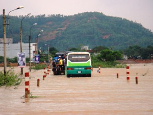 Bình Định: 7 người thương vong, hàng trăm chiến sĩ giúp dân vượt lũ