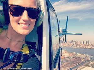 Ảnh du lịch của nữ phi công xinh đẹp gây sốt mạng xã hội