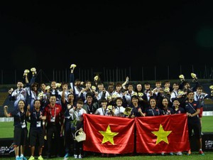 ĐT nữ Việt Nam chính thức nhận tiền thưởng SEA Games từ VFF