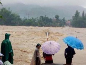 Quảng Ngãi: Lũ tràn qua cầu sông Rin, huyện Sơn Tây bị cô lập