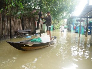 Quảng Nam: Đưa ghe, dựng dàn giáo trong nhà tránh lũ