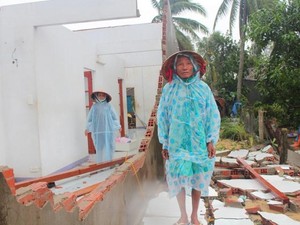 Hội Nông dân Quảng Nam giúp dân vùng lũ sửa nhà