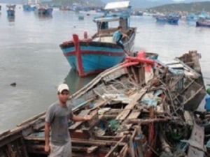Cam Ranh: Khủng khiếp hàng trăm tàu thuyền bị bão quật tan nát