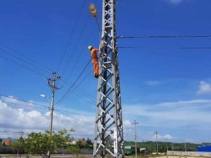 Nam sinh bị tai nạn khi leo trụ điện 22kV vì thách thức 