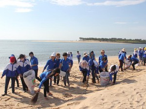 Du khách tắm trên bãi biển Nha Trang ngập rác