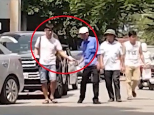 VIDEO: Hàng loạt bãi xe không phép chăng dây, thu phí khắp Hà Nội