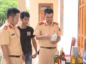 Bắt giữ gần 900 chai rượu lậu trên đường đi tiêu thụ