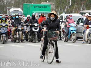 Ảnh, clip: Người dân co ro trong áo phao, vượt ùn tắc ngày đầu tuần