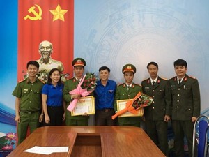 Thưởng chiến sĩ công an, học sinh nhặt được tiền trả lại người mất