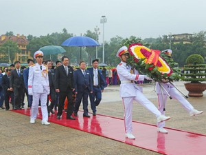 Đại biểu nông dân dâng hoa viếng Bác và tưởng niệm anh hùng liệt sỹ