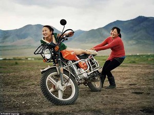 Nhiếp ảnh gia dành “cả tuổi thanh xuân” để ghi lại cuộc sống người Mông Cổ