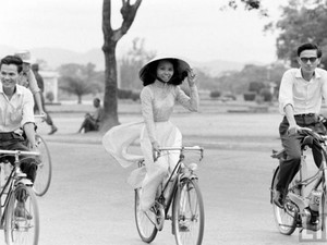 Loạt ảnh cực độc về thiếu nữ áo dài Huế xưa trên xe đạp