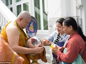 30 vạn nhà sư Thái Lan đối mặt béo phì và bệnh tật vì đồ ăn dân cho