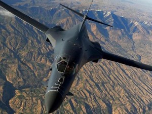 Bí mật quân sự: Đọ độ khủng của 2 cỗ máy ném bom B-1, Tu-160 của Nga, Mỹ
