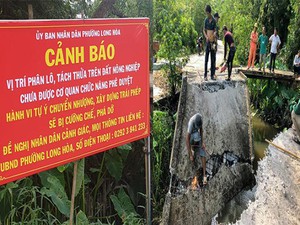 Cần Thơ: Treo băng rôn cảnh báo và đập cầu dẫn vào khu dân cư tự phát