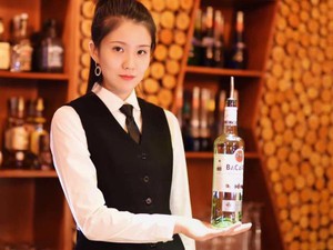 Những màn pha chế điêu luyện đến "kỳ ảo" của nữ bartender xinh đẹp