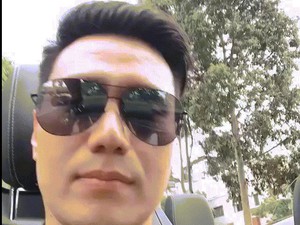 Việt Anh liên tục quay clip cận mặt để chứng minh không phẫu thuật thẩm mỹ lỗi