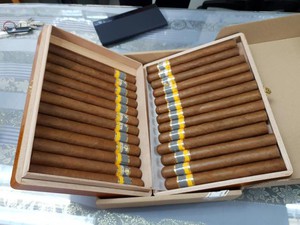 Phát hiện 3 vali chứa gần 2.500 điếu xì gà nhập lậu