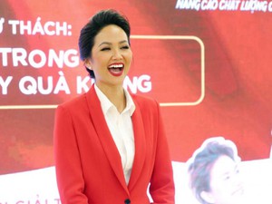 Ảnh: Hoa hậu H'Hen Niê mặc vest nổi bật giữa một &quot;rừng đỏ&quot;