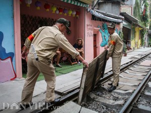 Ảnh-clip: Lại một phố cà phê đường tàu ở Hà Nội nguy cơ bị &quot;khai tử&quot;