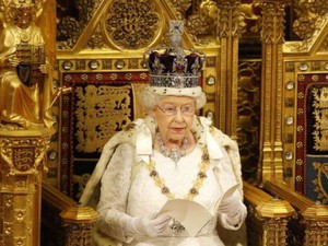 Đã 93 tuổi, vì sao nữ hoàng Anh Elizabeth II vẫn tiếp tục tại vị?