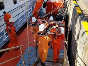 Cứu ngư dân gặp nạn gần quần đảo Hoàng Sa