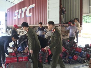 Bắt giữ số lượng lớn túi giữ nhiệt Trung Quốc giả mạo hàng Việt Nam