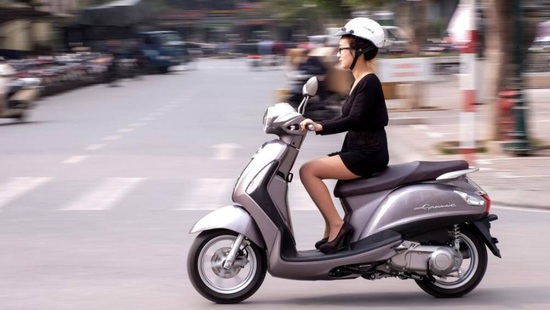 Những lỗi cơ bản của phụ nữ khi đi xe tay ga - Ảnh 1. Những lỗi cơ bản của phụ nữ khi đi xe tay ga - Ảnh 1.