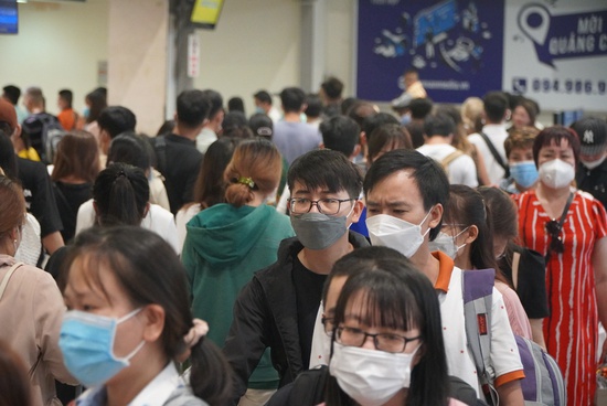 Hút thuốc lá trên tàu bay, sử dụng giấy tờ nhân thân của người khác… nhiều hành khách bị cấm bay - Ảnh 3.