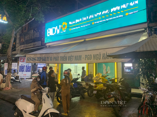 Vụ cướp ngân hàng tại Đà Nẵng: Xót xa hình ảnh chiếc xe máy của bảo vệ bị đâm tử vong - Ảnh 1.