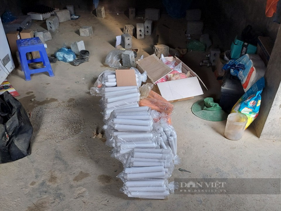 Lai Châu: Bắt khẩn cấp một giám đốc tàng trữ trái phép mìn dưới gầm sàn ngủ của công nhân - Ảnh 2.