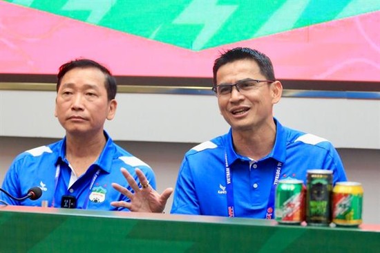 3 ứng viên tiếp theo cho &quot;tráp&quot; sa thải ở V.League 2023/2024: Có cả HLV Kiatisak! - Ảnh 1.