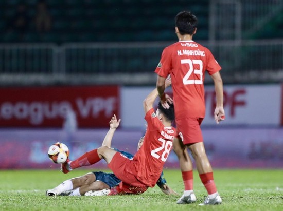 VIDEO: Hoàng Đức vào bóng quyết liệt, Tuấn Anh tập tễnh rời sân - Ảnh 1.