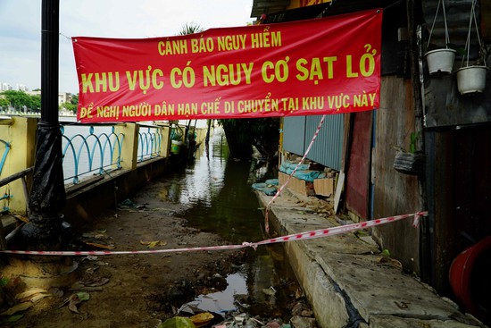 Sạt lở bờ kênh Thanh Đa diễn biến phức tạp, số căn hộ bị ảnh hưởng tăng lên - Ảnh 1.