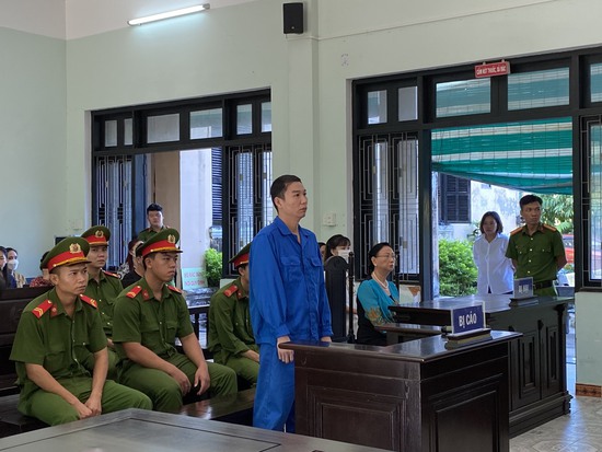 Cựu đại úy công an dùng súng cướp tiệm vàng ở Huế lãnh 8 năm 3 tháng tù  - Ảnh 1.