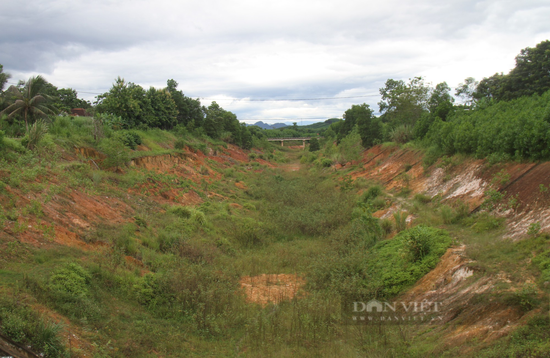 Kênh tiêu hơn 750 tỷ chưa đưa vào sử dụng đã tan hoang, thành nơi cho dân nuôi cá - Ảnh 2.