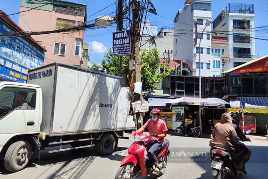 Những cây cột điện đứng giữa đường Triều Khúc, Điện lực Thanh Trì nói gì? - Ảnh 3.