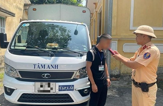 Giáo viên dạy lái xe ô tô bị xử phạt do không nhường đường cho đoàn xe ưu tiên - Ảnh 1.