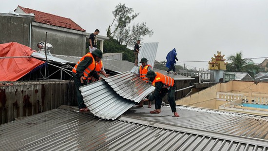 TT-Huế: Hàng chục nhà dân tốc mái, nhiều người bị thương do lốc xoáy - Ảnh 2.