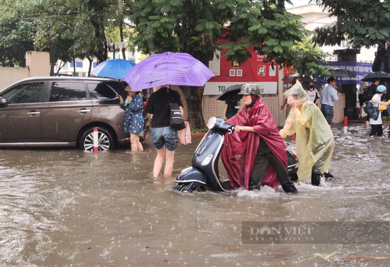 Hà Nội mưa lớn, dân công sở lũ lượt xin nghỉ làm vì xe chết máy - Ảnh 3.